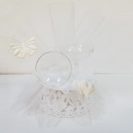 Сватбена фигурка - Чаши с пеперуда на подиум